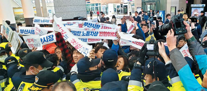 민노총, 이번엔 부산시청 난입 - 15일 오전 부산 연제구 부산시청 로비에서 민노총 산하 전국공무원 노조 부산지부 조합원, ‘적폐청산·사회대개혁 부산운동본부 강제징용 노동자상 건립특별위원회’ 회원 100여명이 경찰과 몸싸움을 벌이고 있다. 노조원과 시민단체 회원들은 지난 12일 부산시가 일제 강제징용 노동자상을 철거한 데 항의하며 시청사로 진입, 오거돈 부산시장과의 면담을 요구했다. 시위대는 오후까지 농성을 벌였다.