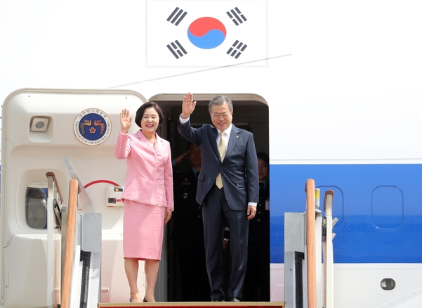 문재인 대통령과 김정숙 여사가 16일 오후 서울공항에서 출국 전 인사하고 있다. 문 대통령은 취임 후 처음으로 중앙아시아 3국(투르크메니스탄·우즈베키스탄·카자흐스탄)을 순방한다./연합뉴스