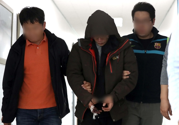 진주 아파트 방화·살해 혐의를 받는 안모(42)씨가 17일 경남 진주경찰서 진술녹화실에서 나오고 있다. /연합뉴스