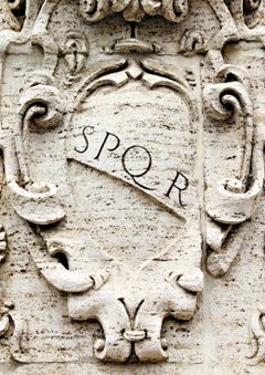 SPQR은 라틴어 ‘Senatus Populus que Romanus’의 약자로 로마의 원로원과 민중을 뜻한다. 원로원이란 리더 그룹과 이들을 따르는 민중이 로마 제국의 토대임을 상징한다. 