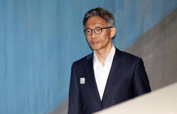서지현 검사를 성추행하고 인사보복을 가한 혐의로 1심에서 실형을 선고받고 구속된 안태근 전 검사장이 18일 오후 서울 서초동 서울고등법원에서 열리는 항소심 첫 공판에 출석하고 있다. 불구속 상태에서 항소심 재판을 받게 해달라고 재판부에 요청한 안 전 검사장은 이날 보석 심문도 함께 받았다. /연합뉴스