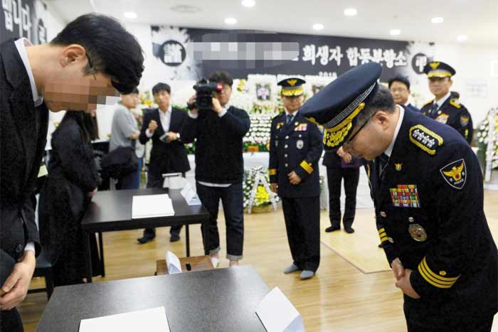 On the 18th, Chung Kyung-ryong (right), a police chief, tilts his head to his family at the Joint Guidance Center at the funeral of Hanil Hospital in Jinju. At the funeral, five victims of a homicide in an apartment in Jinju the other day were consecrated. 
