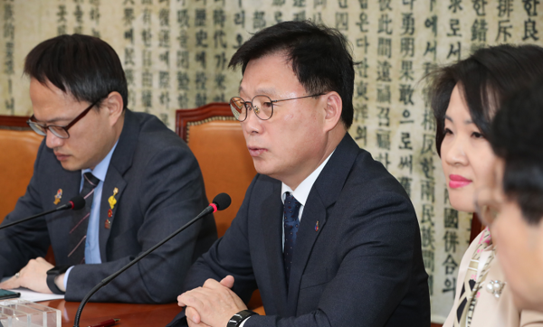 더불어민주당 박광온(가운데) 최고위원이 27일 국회에서 열린 최고위원회의에서 발언하고 있다./연합뉴스