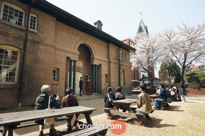 오웬기념각에서 공연 중인 배우들. '광주 100년의 이야기'는 시간 여행을 주제로 딱딱한 설명 대신 노래와 공연을 가미한 테마형 시티투어버스다.