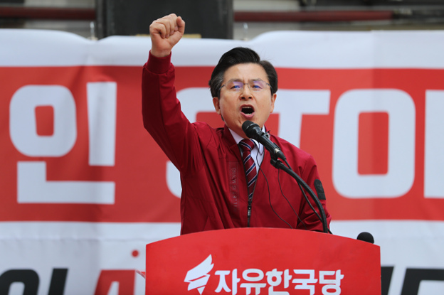 20일 오후 서울 종로구 세종문화회관 앞에서 열린 '문재인 STOP(멈춤), 국민이 심판합니다'에서 자유한국당 황교안 대표가 발언하고 있다./연합뉴스