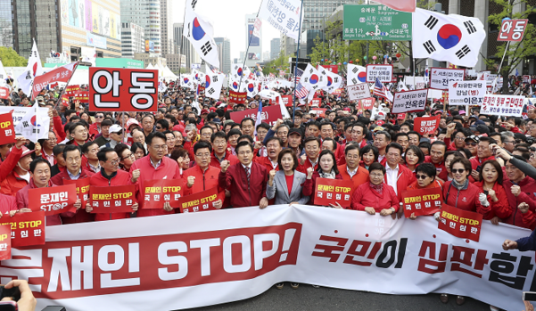 20일 오후 서울 종로구 세종문화회관 앞에서 열린 '문재인 STOP(멈춤), 국민이 심판합니다'에서 자유한국당 황교안 대표와 나경원 원내대표를 비롯한 참석자들이 청와대 방향으로 가두행진을 하고 있다./연합뉴스