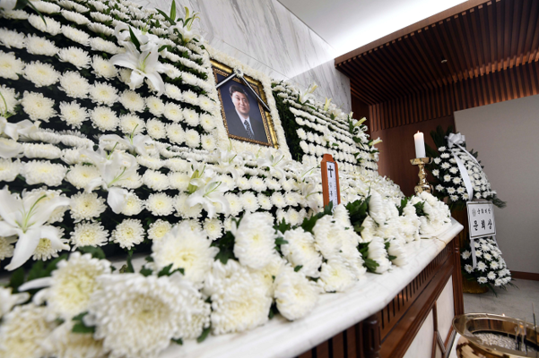 21일 서울 서대문구 신촌세브란스병원 장례식장에 마련된 고 김홍일 전 의원의 빈소./연합뉴스