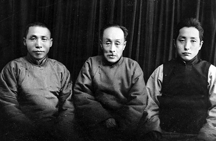 윤봉길 의거 후 자싱에서 피신할 때인 1933년 무렵 김구(왼쪽)가 임정 요인 이동녕(가운데)·엄항섭과 함께했다.
