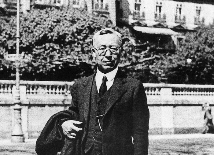 1933년 5월 2일 제네바 국제연맹 본부 앞에 선 이승만.