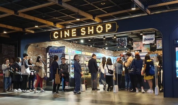 24일 서울 용산구 아이파크몰 CGV영화관을 찾은 관람객들이 어벤져스 기념품 가게에 들어가기 위해 줄 서서 기다리고 있다. /김우영 기자