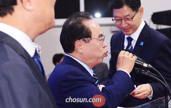 24일 부산시청에서 열린 부산·울산·경남 동남권 관문공항 검증단 최종 보고회에서 오거돈 부산시장이 마이크를 잡고 발언하고 있다.