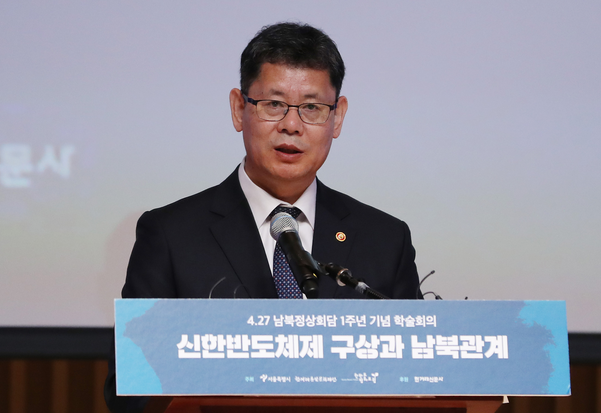지난 24일 서울시청에서 열린 4.27 남북정상회담 1주년 기념 학술회의에서 김연철 통일부 장관이 축사를 하고 있다. /연합뉴스