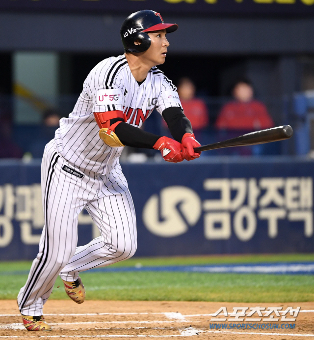 LG 트윈스와 KIA 타이거즈의 2019 KBO 리그 경기가 24일 잠실구장에서 열렸다. 2회말 2사 1,3루 LG 오지환이 2타점 2루타를 치고 있다. 잠실=허상욱 기자 wook@sportschosun.com/2019.04.24/