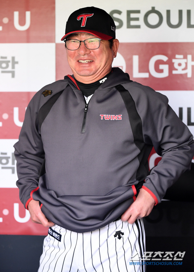 LG 트윈스와 KIA 타이거즈의 2019 KBO 리그 경기가 24일 잠실구장에서 예정된 가운데 양팀 선수단이 훈련을 펼쳤다. LG 류중일 감독이 취재진과 이야기를 나누고 있다. 잠실=허상욱 기자 wook@sportschosun.com/2019.04.24/