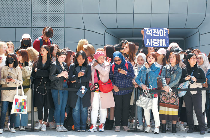 방탄소년단의 새 앨범 발매 기자회견을 보기 위해 전 세계에서 온 팬클럽 회원들.