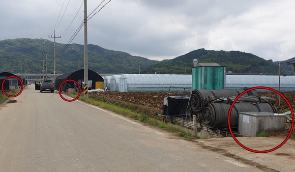 지난 24일 경북 상주시 낙동면 낙동리 마을 길가에 50m 사이 새로 파진 지하수 3개가 들어서 있다. /최지희 기자