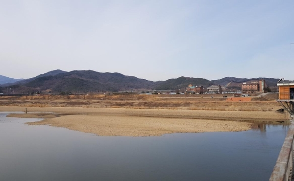 구미보를 개방한지 25일 째인 지난 2월 18일 낙동강물이 빠지고 모래톱이 드러난 모습. /독자 제공