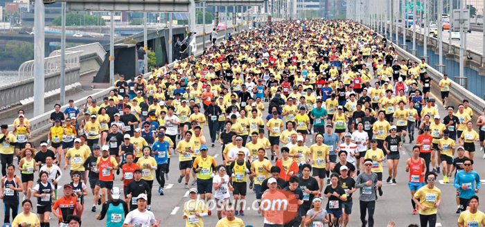 1만5000명 축제처럼 뛴 서울하프마라톤… 교통통제 협조해주신 시민 여러분께 감사드립니다 - 1만5000여 명이 도심을 달리며 ‘서울의 봄’을 만끽했다. 28일 광화문~상암월드컵공원 코스(10㎞는 광화문~여의도공원)에서 열린 2019 서울하프마라톤에서 참가자들이 마포대교 위를 힘차게 달리고 있다. 교통 정체 없이 뻥 뚫린 서울 도심을 신나게 달릴 수 있는 건 서울하프마라톤 러너들만 누리는 특권이다. 참가자들의 역주를 바라보는 시민들도 뜨거운 박수를 보내며 달리기 축제를 함께했다.
