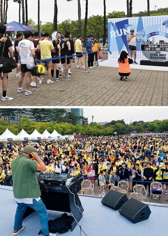 28일 서울하프마라톤 하프 코스를 완주한 참가자들이 기록을 배경으로 사진을 찍기 위해 '포토월' 앞에 줄 선 모습(위).
