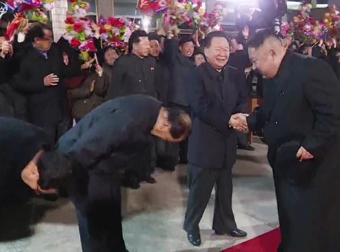 김정은 북한 국무위원장이 지난 28일 러시아 방문을 마치고 귀국한 뒤 영접 나온 간부들에게 인사를 받는 모습.