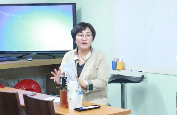 2016년 5월 신미숙 당시 권미혁 의원실 보좌관이 국회보좌진 실무 아카데미에서 ‘여성보좌관의 삶과 길’에 대해 강연하고 있다./더미래연구소