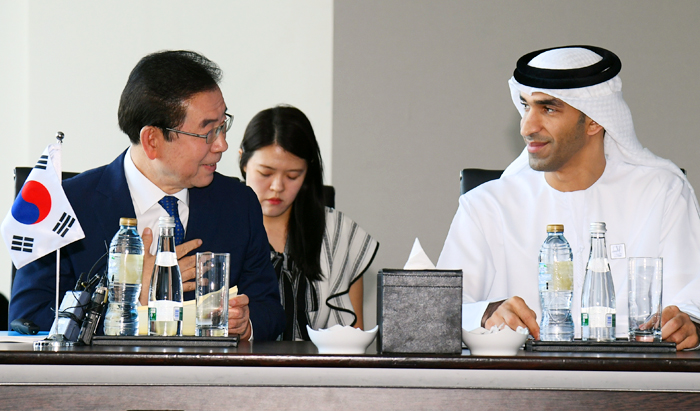 박원순 서울시장이 1일 오전 10시(현지 시각) 아랍에미리트(UAE) 아부다비에서 열린 간담회에서 사니 빈 아흐메드 알 제유디 UAE 기후변화환경부 장관을 만나 인사를 나누고 있다.