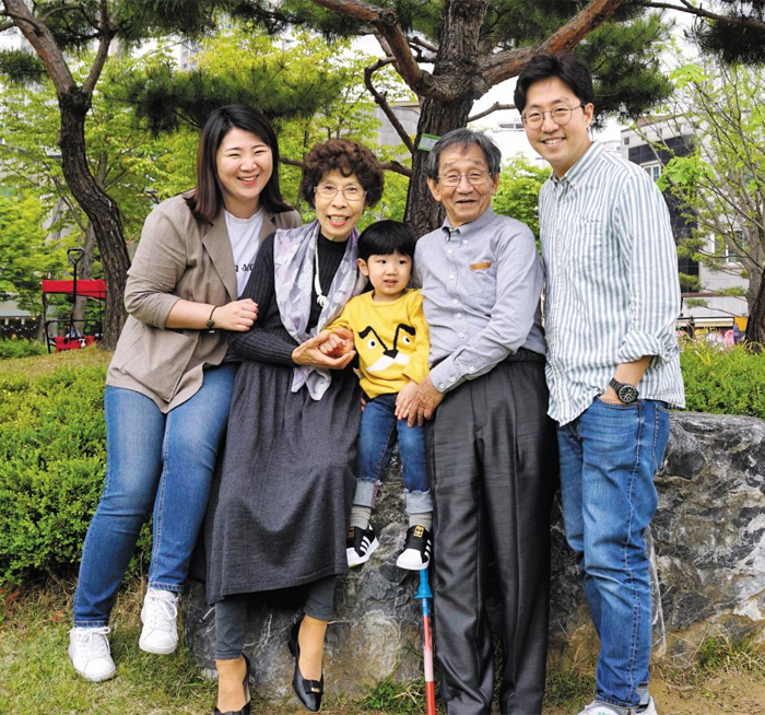지난 4월 최지혜(맨 왼쪽) 연구원이 시부모님, 남편, 아들 도윤이와 함께 집 근처 공원을 찾았다. 최 연구원은 “시부모님 덕분에 일과 육아를 병행하는 게 가능했다”고 말했다.