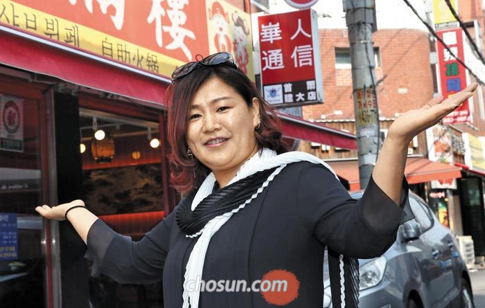 지난 1일 서울 광진구 건대 양꼬치거리에서 중국 동포 출신인 김순희(44)씨가 주변 가게를 소개하고 있다.