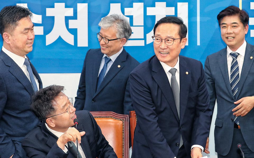 더불어민주당 홍영표(왼쪽에서 넷째) 원내대표가 7일 국회에서 마지막 원내 대책회의를 마친 뒤 일어나고 있다.