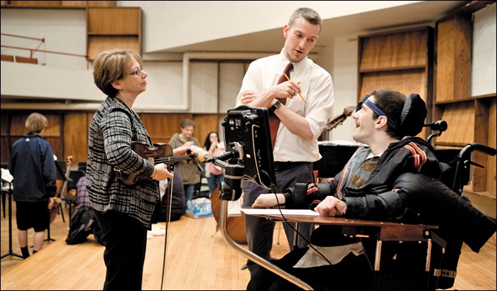뇌성마비 환자 댄 엘시가 MIT 미디어랩과 작곡 프로젝트를 진행하는 모습.