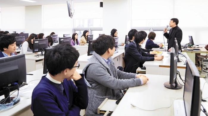 계약학과는 대학과 기업이 교육내용을 협의해 교과과정을 구성한다. 기업 실무진이 대학에서 강의하고 있는 모습.