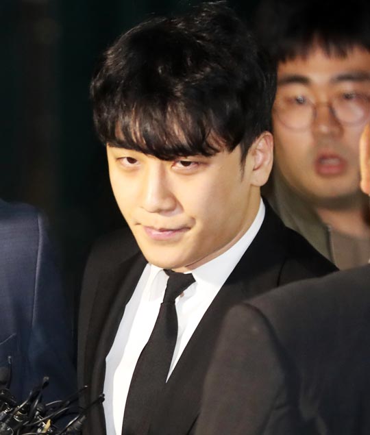 이승현(29·예명 승리)씨가 14일 밤 구속영장이 기각된 뒤 서울 중랑경찰서에서 나오고 있다.