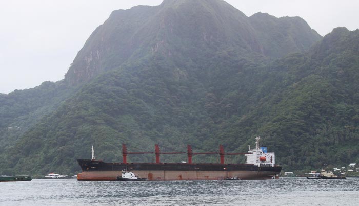 미국 정부가 석탄 불법 운송 혐의로 압류한 북한 화물선 와이즈어니스트호가 지난 11일 미국령 사모아 파고파고항에 들어서고 있다.
