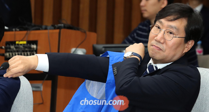 양정철 “다음 총선은 과거 對 미래” 문재인 대통령의 측근인 양정철 민주연구원장이 15일 국회에서 열린 민주당 확대간부회의에 참석해 당 조끼를 입고 있다. 양 원장은 최근 “다음 총선은 과거로 가는 정당이냐 미래로 가는 정당이냐에 대한 선택일 것”이라고 했다.