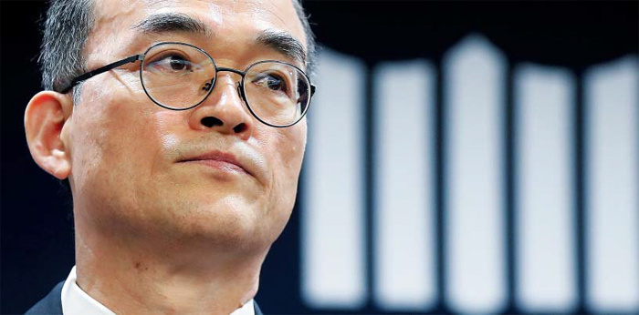문무일 검찰총장이 16일 서울 서초동 대검찰청에서 기자회견 모두발언을 마친 뒤 잠시 생각에 잠겨 있다. 이날 문 총장은 국회에 패스트트랙(신속처리안건)으로 지정된 검경 수사권 조정 법안에 대해 “엉뚱한 부분에 손을 댄 것”이라며 비판했다. 