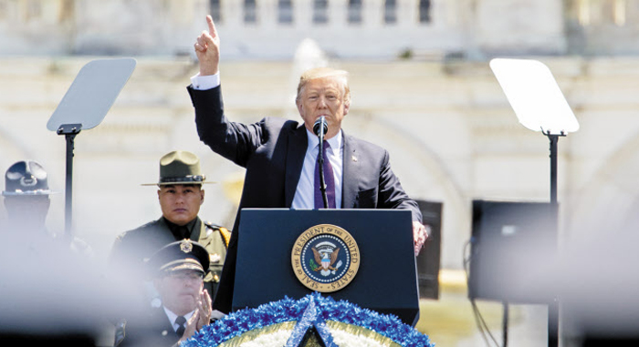 도널드 트럼프 미국 대통령이 15일(현지 시각) 워싱턴DC 국회의사당 앞에서 열린 제38회 ‘연례 국가안보 순직 공직자 추모식’에서 연설하고 있다.