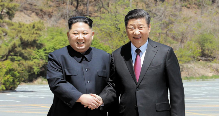 지난해 5월 8일 김정은(왼쪽) 북한 국무위원장과 시진핑 중국 국가주석이 랴오닝성 다롄시 방추이다오 영빈관 앞에서 만나 악수하고 있다.