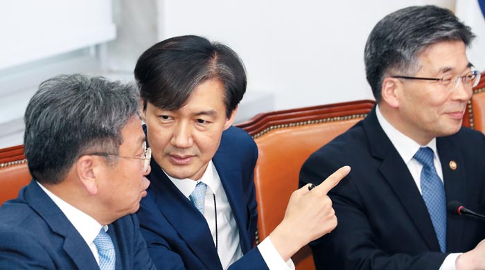 20일 서울 여의도 국회에서 열린 '경찰개혁의 성과와 과제 당·정·청 협의'에 참석한 조국(가운데) 청와대 민정수석과 강기정(왼쪽) 청와대 정무수석이 의견을 나누고 있다.