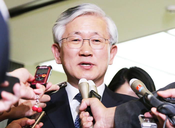 남관표 신임 주일 한국 대사가 지난 13일 일본 외무성에서 고노 다로 외무상과 면담을 한 뒤 기자들의 질문에 답하고 있다.