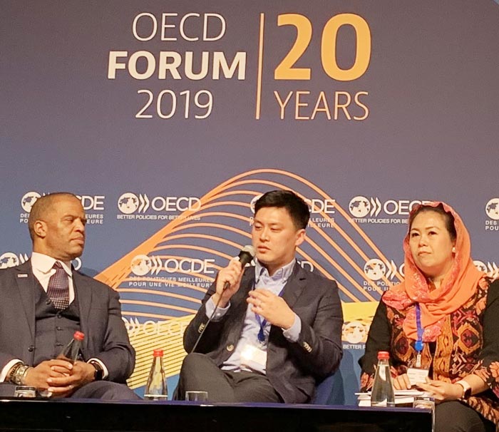 송명근(가운데) 올리브유니온 대표가 20일(현지 시각) 파리 OECD 포럼에서 발언하고 있다.