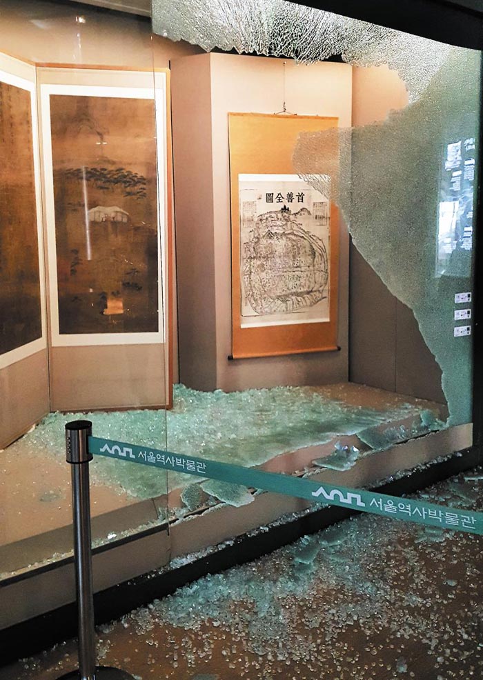 지난달 20일 오후 2시 30분쯤 서울 종로구 서울역사박물관 3층 전시실에 있는 진열대 유리가 산산조각 나 흩어져 있다.