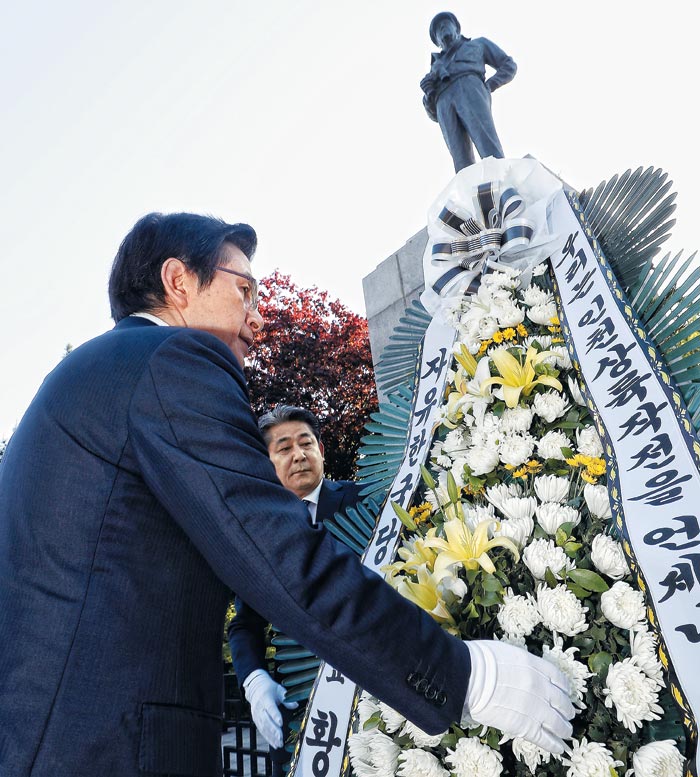 자유한국당 황교안 대표가 21일 인천 중구 자유공원에 있는 맥아더 동상에 헌화하고 있다.
