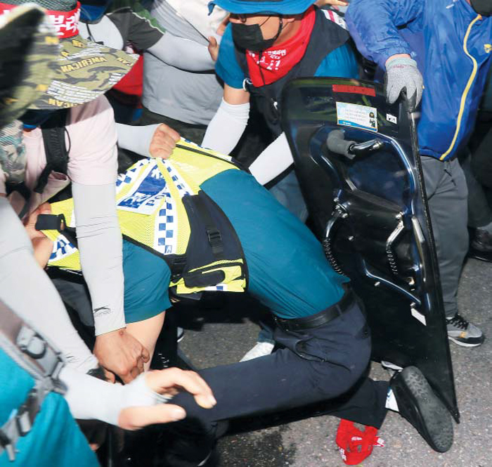 금속노조 폭력에 20분간 아수라장 - 22일 오후 서울 종로구 계동 현대중공업 서울사무소 앞에서 민노총 금속노조 대우조선지회와 현대중공업지부 조합원들이 건물로 들어가려다 이를 막아서는 경찰을 끌어내고 있다. 이날 노조원 1000여명은 현대중공업의 법인 분할과 대우조선해양 인수·합병 반대 결의대회를 마친 뒤 서울사무소 진입을 시도하며 경찰과 몸싸움을 벌였다.
