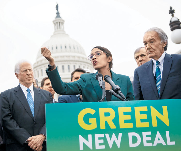 알렉산드리아 오카시오-코르테스 뉴욕주 하원 의원(가운데 여성)은 그린뉴딜(Green New Deal) 정책을 주장해 미국에서 MMT 논쟁을 일으켰다.