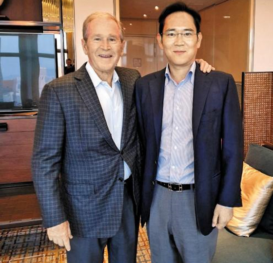 부시와 이재용의 만남 - 이재용 삼성전자 부회장이 22일 방한(訪韓)한 조지 W 부시 전 미국 대통령을 서울 시내 한 호텔에서 만나 30분간 비공개 면담을 가졌다. 고(故) 노무현 전 대통령 10주기 추도식 참석을 위해 방한한 부시 전 대통령은 방한하자마자 첫 일정으로 이 부회장을 만났다.