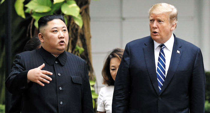 김정은(왼쪽) 북한 국무위원장과 도널드 트럼프 미국 대통령이 지난 2월에 열린 하노이 회담에서 만나 대화하고 있다.