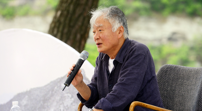 안동 하회마을에서 강연을 한 소설가 김훈은 “영남 유교의 전통문화에서 현실을 개선할 수 있는 힘을 찾을 수 있다”고 강조했다. 