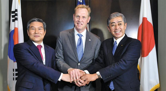 정경두(왼쪽) 국방장관, 패트릭 섀너핸(가운데) 미국 국방장관 대행, 이와야 다케시 일본 방위상이 2일 회담을 마친 뒤 기념 촬영을 하고 있다. 