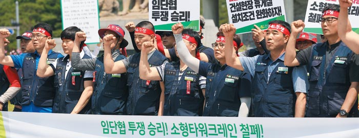 민주노총 건설노조 조합원들이 3일 서울 종로구 청와대 앞에서 타워크레인 운전기사들의 무기한 총파업을 알리는 기자회견을 하고 있다.