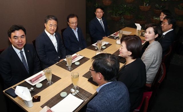 더불어민주당 이해찬 대표가 4일 서울 여의도 한 음식점에서 유은혜 사회부총리 겸 교육부 장관 등 사회관계부처 장관들과 오찬을 하고 있다. /연합뉴스